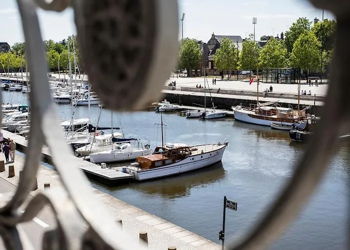 Vue Imprenable Sur Le Port, Charmant Et Clair!