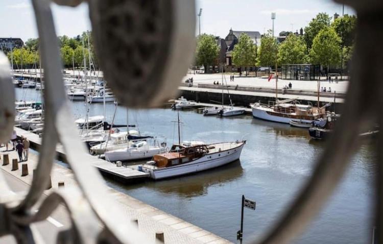 Apartment Vue Imprenable Sur Le Port, Et Clair!